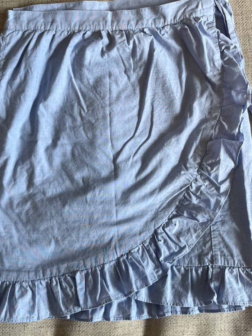 J Crew woman's wrap around mini skirt, ruffle on the hem, size 2 , excellent con